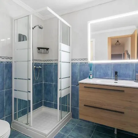 Lovely 3-bedroom With Balcony Daire Alicante