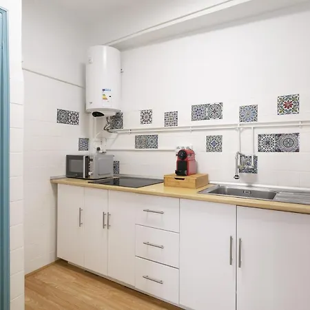 Daire Lovely 3-bedroom With Balcony *