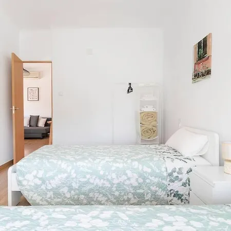 Daire Lovely 3-bedroom With Balcony